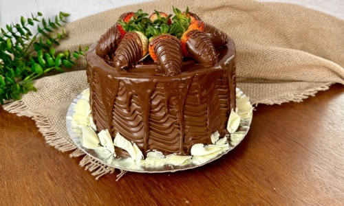 Bolo Chocolaka com morangos